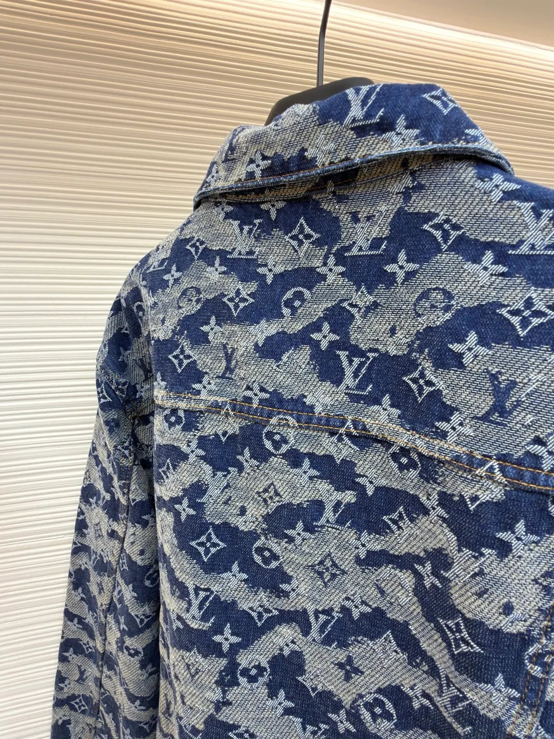 LOUIS VUITTON letter float jacquard denim jacket ●Original version: purchased and developed for 22999 ●Item number: 1682132-C05 ●Fabric: denim denim fabric ●Technology: jacquard production ●Color: blue ●Version: fitted version ●Weight: about 1335 grams ●Size: 46-48-50-52 ●Description: Made of heavy denim denim as the base, it uses distressed washing + gradient tie-dyeing to present a Monogram dark pattern effect. The gray-blue and off-white smudged colors are natural and layered, retaining the brand logo while enhancing the retro texture. The trousers have a skateboard straight cut, and the waistband is equipped with metal buttons and leather logo tags. The five-pocket structure follows the classic workwear design, and the edges of the pockets are reinforced with double-lane stitching, taking into account durability and style. The trouser legs are slightly narrowed to suit various scenarios. The overall process combines denim washing technology with brand logo technology, which not only retains the casual attributes of denim items, but also enhances high-luxury recognition through gradient textures. The overall wiring is straight and delicate, the fabric is comfortable and soft, and the color is consistent without color difference. It can be matched with the same style to create a fashionable look and control various occasions. Customized accessories, complete with three standards, same style for men and women!